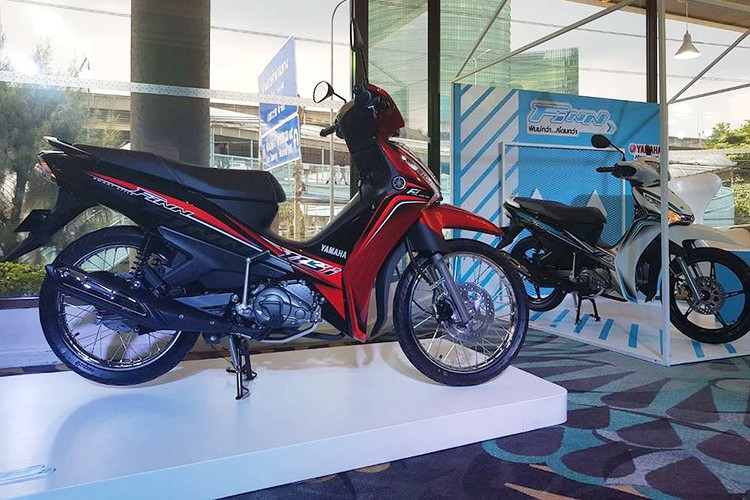 Về mặt trang bị an toàn, hệ thống treo của Yamaha Finn 115 mới sẽ bao gồm phuộc ống lồng ở trước và giảm xóc đôi dạng lò xo trụ phía sau. Xe sử dụng vành đúc 17 inch khá thể thao, đi kèm phanh đĩa trước và phanh tang trống phía sau.