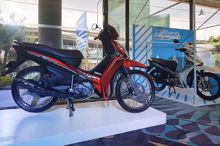 Về mặt trang bị an toàn, hệ thống treo của Yamaha Finn 115 mới sẽ bao gồm phuộc ống lồng ở trước và giảm xóc đôi dạng lò xo trụ phía sau. Xe sử dụng vành đúc 17 inch khá thể thao, đi kèm phanh đĩa trước và phanh tang trống phía sau.