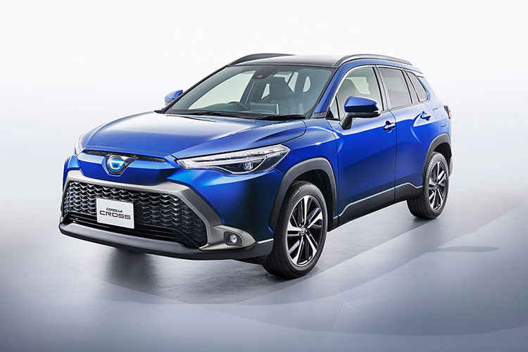 Kết hợp với hộp số biến thiên vô cấp CVT, động cơ 1.8L tiêu thụ lượng xăng trung bình 14,4 km/lít (khoảng 6,9 lít/100 km). Con số tương ứng của phiên bản hybrid là 26,2 km/lít (3,8 lít/100 km). Ngoài ra, Toyota Corolla Cross Hybrid 2021 ở Nhật Bản còn đi kèm ổ điện AC 100 V để đề phòng trường hợp khẩn cấp.