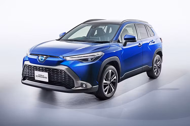 Kết hợp với hộp số biến thiên vô cấp CVT, động cơ 1.8L tiêu thụ lượng xăng trung bình 14,4 km/lít (khoảng 6,9 lít/100 km). Con số tương ứng của phiên bản hybrid là 26,2 km/lít (3,8 lít/100 km). Ngoài ra, Toyota Corolla Cross Hybrid 2021 ở Nhật Bản còn đi kèm ổ điện AC 100 V để đề phòng trường hợp khẩn cấp.