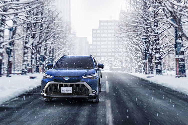 Cuối cùng là gói công nghệ an toàn Toyota Safety Sense tiêu chuẩn, bao gồm phanh khẩn cấp tự động, tích hợp tính năng phát hiện người đi bộ/người đạp xe, hệ thống kiểm soát hành trình thích ứng, hỗ trợ đưa xe vào giữa làn đường, phát hiện điểm mù, nhận diện biển báo giao thông và đèn pha tự động.