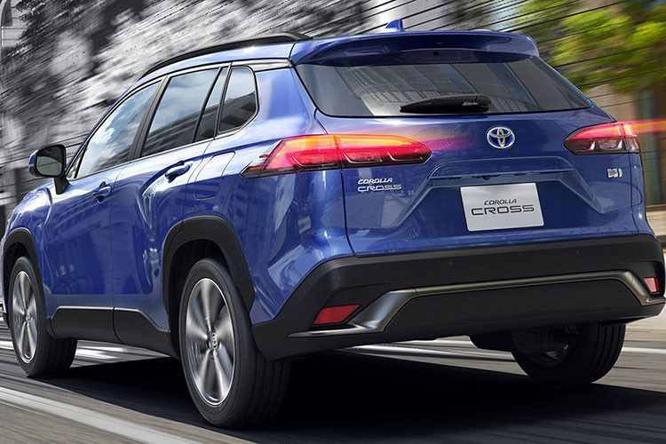 Nhìn xuống bên dưới, chúng ta sẽ thấy Toyota Corolla Cross 2021 dành cho Nhật Bản được trang bị thiết kế cản trước riêng. Cản trước đi kèm lưới tản nhiệt dưới cỡ lớn hơn với viền tích hợp cả đèn sương mù trước tùy chọn. Tương tự đầu xe, thiết kế đằng sau của Toyota Corolla Cross 2021 dành cho Nhật Bản cũng một số khác biệt so với xe ở Việt Nam như tạo hình bên trong đèn hậu và cản va.