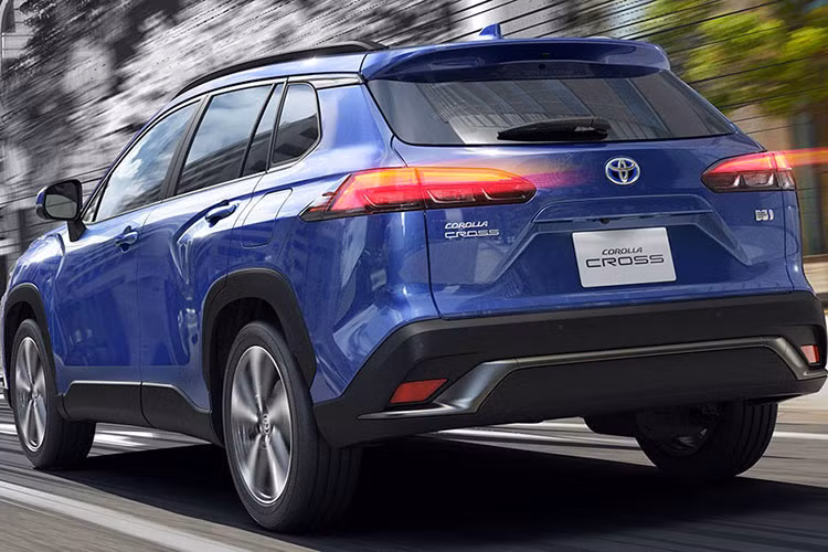 Nhìn xuống bên dưới, chúng ta sẽ thấy Toyota Corolla Cross 2021 dành cho Nhật Bản được trang bị thiết kế cản trước riêng. Cản trước đi kèm lưới tản nhiệt dưới cỡ lớn hơn với viền tích hợp cả đèn sương mù trước tùy chọn. Tương tự đầu xe, thiết kế đằng sau của Toyota Corolla Cross 2021 dành cho Nhật Bản cũng một số khác biệt so với xe ở Việt Nam như tạo hình bên trong đèn hậu và cản va.