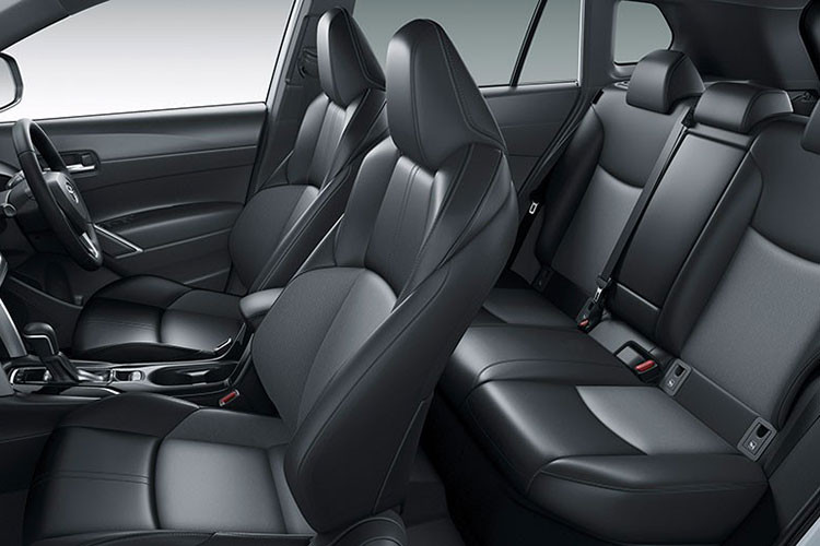 Thêm vào đó là bảng đồng hồ kỹ thuật số với màn hình 7 inch, cửa cốp sau chỉnh điện rảnh tay cũng như màn hình thông tin giải trí hỗ trợ hỗ trợ kết nối với điện thoại thông minh qua Apple CarPlay và Android Auto tiêu chuẩn. Trong khi đó, hệ thống định vị là trang bị tùy chọn.