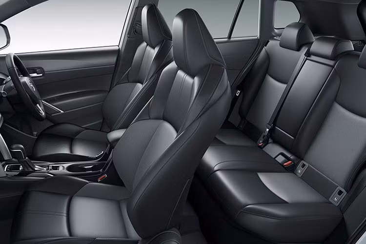 Thêm vào đó là bảng đồng hồ kỹ thuật số với màn hình 7 inch, cửa cốp sau chỉnh điện rảnh tay cũng như màn hình thông tin giải trí hỗ trợ hỗ trợ kết nối với điện thoại thông minh qua Apple CarPlay và Android Auto tiêu chuẩn. Trong khi đó, hệ thống định vị là trang bị tùy chọn.