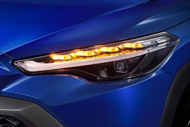 Ở giữa hai đèn hậu không có nẹp mạ crôm dập dòng chữ "Corolla Cross" như xe ở Việt Nam. Dòng chữ "Corolla Cross" này nằm bên góc trái của cửa cốp, bên dưới đèn hậu. Trong khi đó, cản sau đi kèm nẹp mạ crôm, bao quanh đèn phản quang.