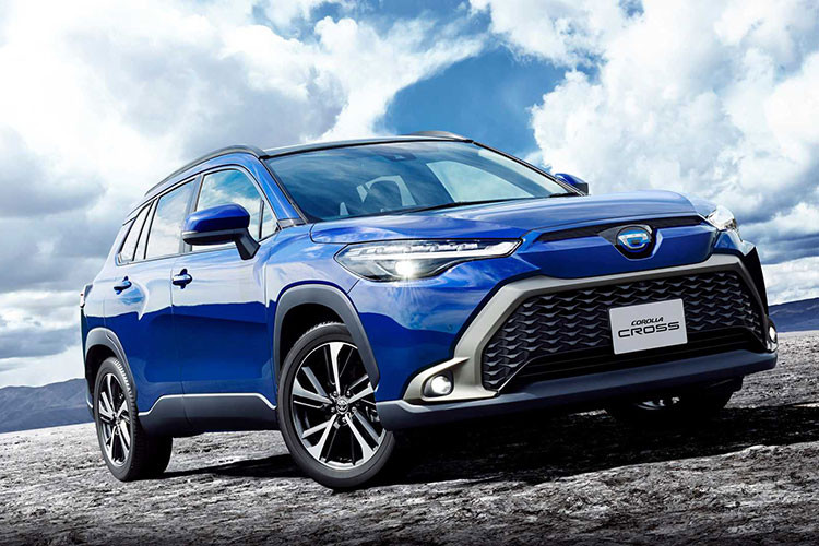 Nằm hai bên lưới tản nhiệt này là cụm đèn pha LED có thiết kế không giống với xe ở Việt Nam. Ở bản Z cao cấp nhất, Toyota Corolla Cross 2021 đi kèm dải đèn LED định vị ban ngày có thiết kế như đôi lông mày và chia cụm đèn pha ra làm đôi. Nằm bên trên dải đèn LED định vị ban ngày là đèn báo rẽ dạng LED tuần tự trong khi đèn pha chính được đặt phía dưới.