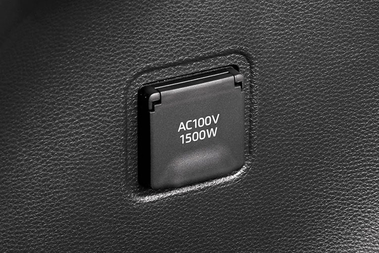 Thứ hai là hệ thống hybrid, bao gồm máy xăng Atkinson Cycle 1.8L, tạo ra công suất tối đa 98 mã lực tại tua máy 5.200 vòng/phút và mô-men xoắn cực đại 142 Nm tại tua máy 3.600 vòng/phút. Động cơ kết hợp với mô-tơ điện mạnh 72 mã lực và 163 Nm. Tổng cộng, hệ thống hybrid của Toyota Corolla Cross 2021 tạo ra công suất tổng cộng 122 mã lực. Riêng phiên bản có hệ dẫn động 4 bánh E-Four sẽ được bổ sung một mô-tơ điện nữa trên cầu sau.