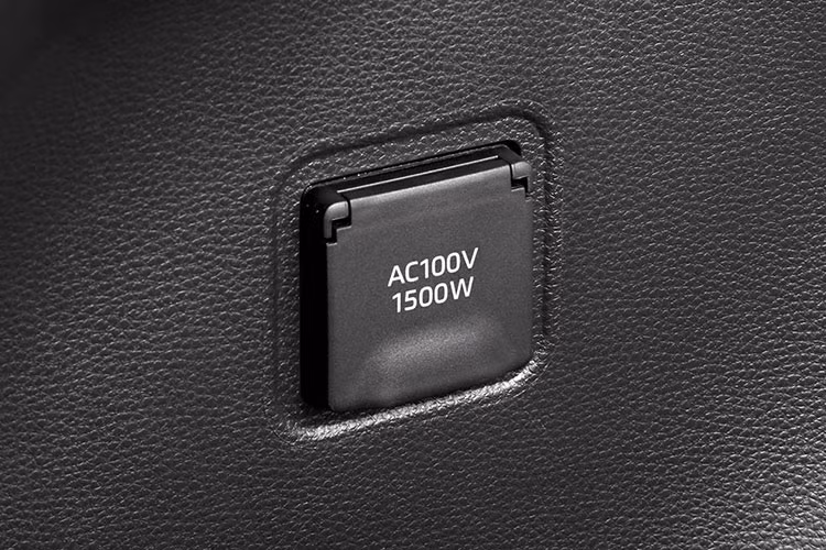 Thứ hai là hệ thống hybrid, bao gồm máy xăng Atkinson Cycle 1.8L, tạo ra công suất tối đa 98 mã lực tại tua máy 5.200 vòng/phút và mô-men xoắn cực đại 142 Nm tại tua máy 3.600 vòng/phút. Động cơ kết hợp với mô-tơ điện mạnh 72 mã lực và 163 Nm. Tổng cộng, hệ thống hybrid của Toyota Corolla Cross 2021 tạo ra công suất tổng cộng 122 mã lực. Riêng phiên bản có hệ dẫn động 4 bánh E-Four sẽ được bổ sung một mô-tơ điện nữa trên cầu sau.