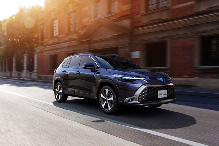 Trừ bản tiêu chuẩn, các bản còn lại của Toyota Corolla Cross 2021 tại Nhật Bản sẽ có thêm hệ thống ngăn đạp nhầm chân ga và camera lùi. Tại thị trường Nhật Bản, giá xe Toyota Corolla Cross 2021 sẽ dao động từ 1,999 - 3,199 triệu Yên (khoảng 412 - 659 triệu đồng).