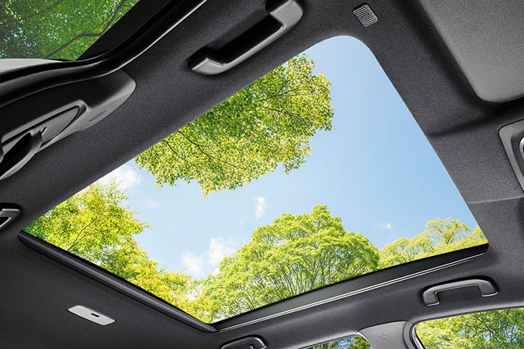 Nằm bên dưới nắp ca-pô của Toyota Corolla Cross 2021 tại thị trường Nhật Bản là 2 tùy chọn động cơ giống ở hầu hết các thị trường khác. Đầu tiên là động cơ xăng Dual VVT-i 4 xi-lanh, hút khí tự nhiên, dung tích 1.8L, sản sinh công suất tối đa 140 mã lực tại tua máy 6.200 vòng/phút và mô-men xoắn cực đại 170 Nm tại tua máy 3.700 vòng/phút.