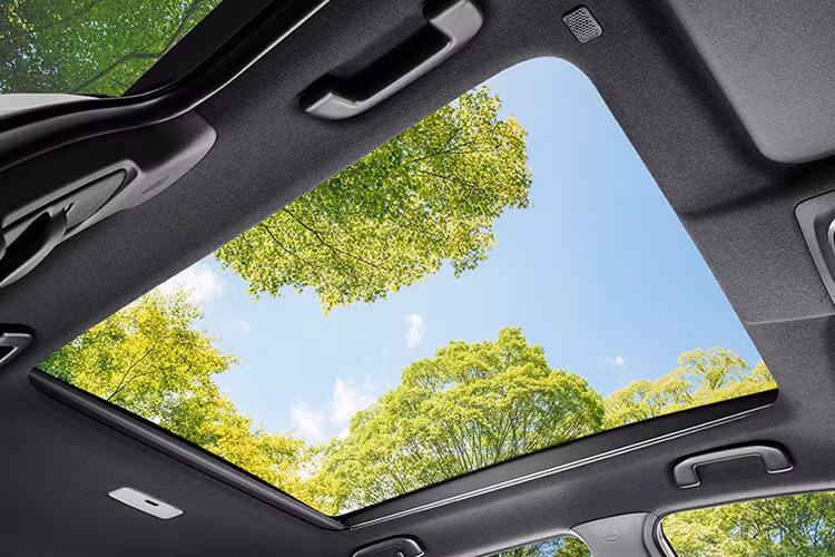 Nằm bên dưới nắp ca-pô của Toyota Corolla Cross 2021 tại thị trường Nhật Bản là 2 tùy chọn động cơ giống ở hầu hết các thị trường khác. Đầu tiên là động cơ xăng Dual VVT-i 4 xi-lanh, hút khí tự nhiên, dung tích 1.8L, sản sinh công suất tối đa 140 mã lực tại tua máy 6.200 vòng/phút và mô-men xoắn cực đại 170 Nm tại tua máy 3.700 vòng/phút.