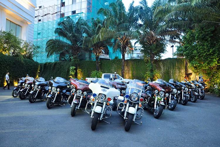 Chiều 28/5 vừa qua, gần 100 chiếc xe môtô Harley-Davidson quy tụ, thuộc sở hữu của các thành viên CLB môtô thể thao H-D TP HCM đã có màn "chào sân" cực kỳ ấn tượng. Sự xuât hiện của dàn xe này nhân sự kiện đón nhận quyết định của Liên đoàn Xe đạp - Môtô thể thao TP HCM cấp tên hoạt động mới cho CLB.