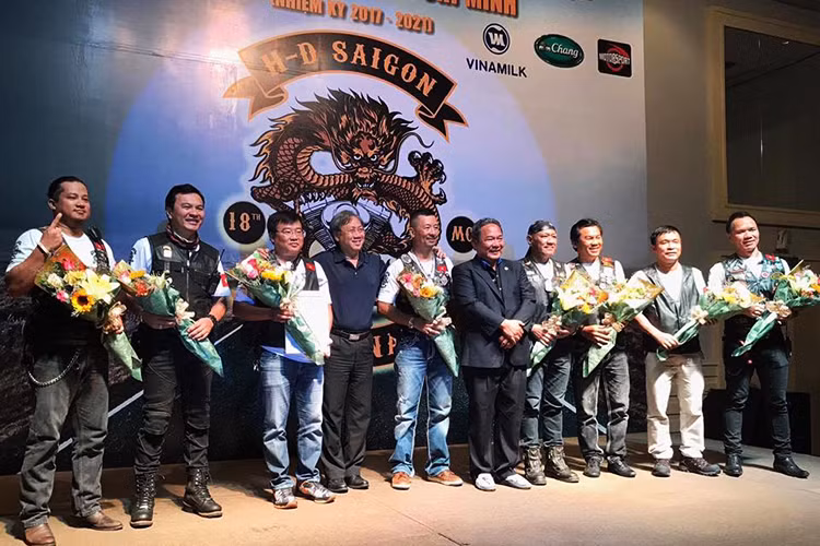 Trong ngày ra mắt CLB H-D TP HCM, đại diện Liên đoàn xe đạp – môtô thể thao Việt Nam cũng đã trao kỷ niệm trương cho những cá nhân trong việc thành lập CLB thời gian qua và cùng trao đổi về những hoạt động cũng như niềm đam mê môtô trên những cung đường sắp tới