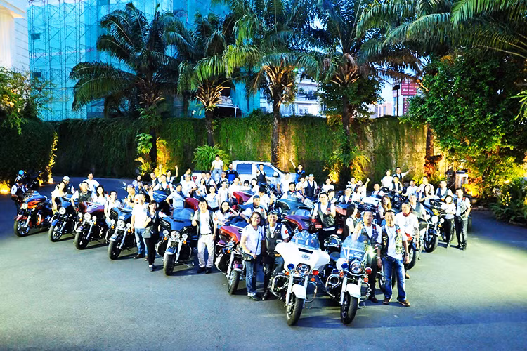 Được thành lập từ năm 2013 bởi những người có chung đam mê với hãng xe môtô đình đám thương hiệu Mỹ, ban đầu CLB có tên CLB Harley Davidson of Saigon, kết hợp với đại lý Harley-Davidson tạo ra sân chơi cho giới biker, đặc biệt là những người đam mê dòng xe cơ bắp này.