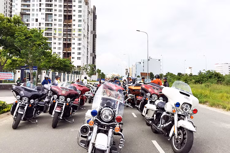 "Chúng tôi cũng mong muốn được giao lưu với các hội, nhóm, Clb môtô bạn bè khác để học hỏi kinh nghiệm cũng như tham gia các hoạt động xã hội có ý nghĩa, góp phần làm phong phú hơn phong trào môtô thể thao lành mạnh, an toàn và có trách nhiệm". Ông Phương cho biết thêm.