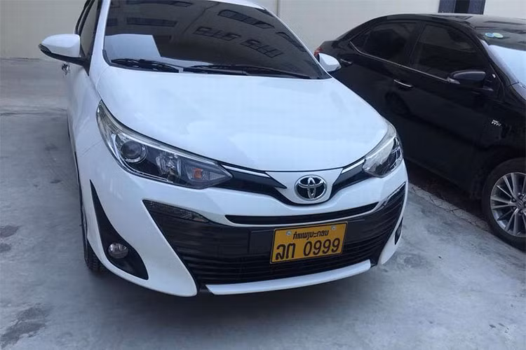 Chiếc xe Toyota Vios 2018 xuất hiện ở Quảng Ninh được nhiều người phát hiện ra chính phiên bản mới nhất hiện nay. Cụ thể sau đuôi xe có logo “Vios” hẳn hoi chứ không phải bản Yaris Ativ ở Thái lan. Tuy nhiên chiếc xe này mang biển kiểm soát của Lào, nên nhiều khả năng nó là chiếc xe qua Việt Nam theo dạng du lịch liên vận.