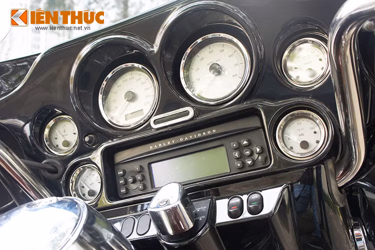 CVO Street Glide phát triển từ phiên bản thường, vốn nằm trong dòng Touring của hãng môtô Harley-Davidson. Nó sở hữu nước sơn thủ công được độ từ chính hãng. Xe sở hữu chiều dài 2.400 mm, chiều dài cơ sở 1.613 mm, chiều cao gầm 120 mm và có trọng lượng tịnh 340 kg.