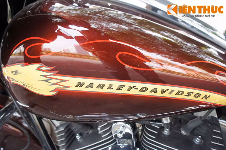 Trên tay nắm bên trái là các nút điều khiển như; chỉnh nhạc, xi nhan, đèn, còi, hệ thống điều chỉnh kết nối... gương xe được thiết kế liền mạch được điều chỉnh giống như xe hơi. Tay nắm bên phải, ngoài hệ thống khoá điện tử tương tự như ôtô còn được bố trí các phím bấm như; khởi động, đèn báo ưu tiên, xi nhan...