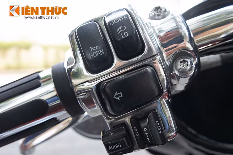 Bảng điều khiển trung tâm của Street Glide thật đáng gây sự chú ý. Nổi bật là dàn đồng hồ đo với các kích cỡ khác nhau được mạ crom sáng bóng: đồng hồ đo tốc độ xe, tốc độ động cơ, lượng xăng trong bình,… Hai loa đôi phía trước cùng màn hình LCD cỡ lớn hơn so với bản thường.