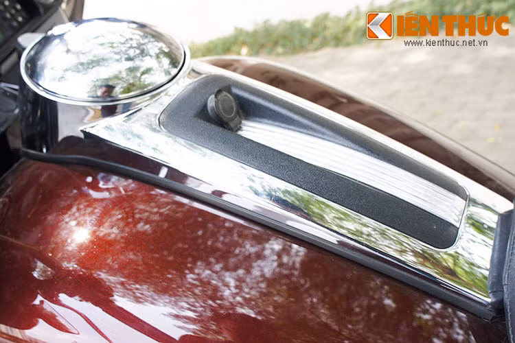 Xe sở hữu trong lượng khoảng 356kg, đi kèm với nó là bình xăng dung tích 22,7 lít. Xe có thể hoạt động khoảng hơn 300km mới phải nạp thêm nhiên liệu. Phiên bản CVO trang bị sẵn nắp bình xăng có đồng hồ báo xăng bên trên. Cùng với đó là ổ cắp dành cho xạc các thiết bị di động.