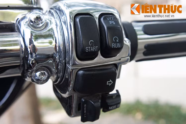 Đầu xe được thiết kế với ốp lớn rộng, đi kèm đèn xe cỡ lớn cùng kính chắn gió cho hành trình dài. ốp trước lớn cùng dàn đèn trước với pha chiếu sáng xenon cho khoảng sáng rộng, xi nhan đôi truyền thống của dòng xe đường trường nhà Harley-Davidson.