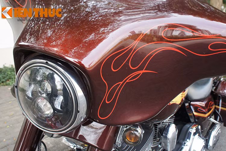 Chiếc Harley CVO Street Glide 2010 được một người chơi xe nhập về Việt Nam mang màu đỏ đun, một trong những màu nổi bật nhất của Harley-Davidson (một điều khá đặc biệt là chiếc xe đắp chiếu này mới chỉ chạy được hơn 3000km). 