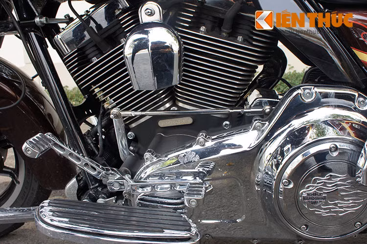 Mẫu "xế độ" chính hãng CVO Street Glide 2010 1.802 phân khối Twin Cam 110, hai van trên mỗi xi-lanh có khả năng điều chỉnh độ mở, kết hợp với hệ thống làm mát bằng gió và dung dịch nhằm duy trì công suất cao ở các điều kiện tải trọng. Xe được trang bị hộp số 6 cấp.