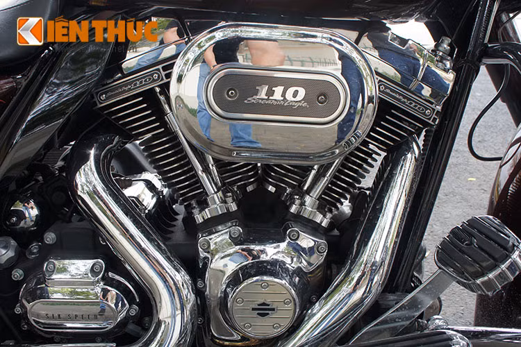 Street Glide CVO 2010 có nhiều điểm tương đồng với thế hệ mới nhất hiện nay và được trang bị động cơ tương tự người anh em Road Glide, nó cùng sở hữu hệ thống tản nhiệt dầu động cơ. Thiết kế để chân phanh và sang số bản lớn cho tư thế ngồi thoải mái khi vận hành.