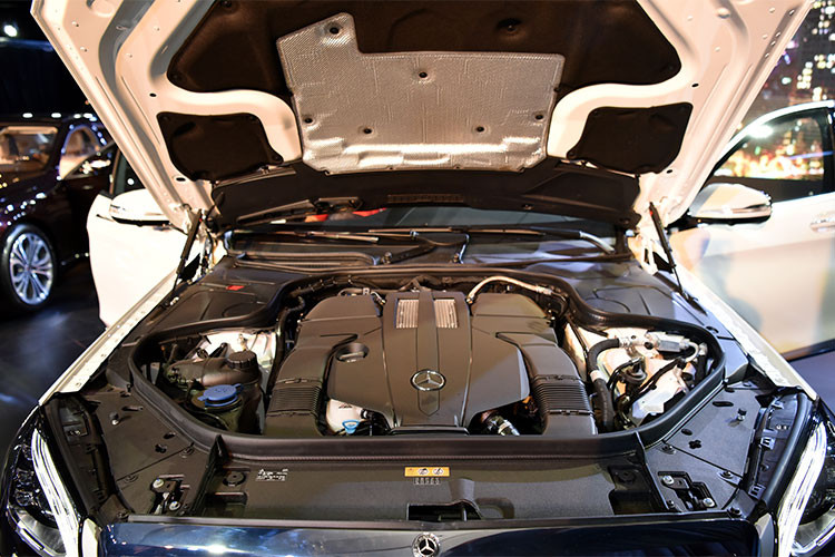 Về khả năng vận hành, Mercedes-Benz S-Class 2018 sử dụng khối động cơ V6 tăng áp kép mới, công suất 367 mã lực, mô-men xoắn cực đại 500 Nm, đi kèm hộp số tự động 9 cấp 9G-TRONIC. Xe có khả năng tăng tốc từ 0-100km/h trong vòng 5,4 giây với 4 chế độ lái “Comfort”, “ECO”, “Sport” và “Individual”.