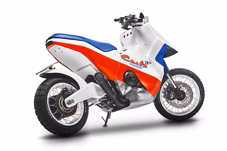 Chính vì vậy, việc hệ thống chống bó cứng phanh ABS không liên quan đến hai hệ thống kể trên đã được gỡ bỏ, để tạo nhiều không gian hơn cho việc thiết kế vỏ của chiếc xe cá tính này, đồng thời nó giúp cho chiếc xe giảm khoảng 18 cân so với mẫu xe Honda X-ADV nguyên bản.