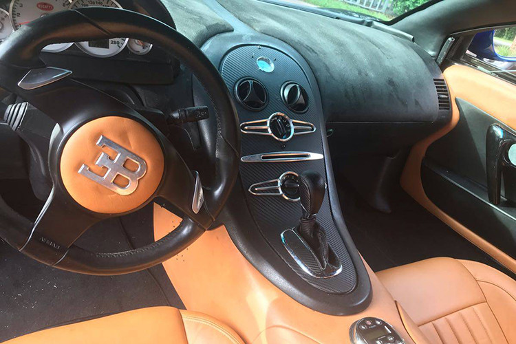 Phần còn lại của nội thất cũng không khá khẩm gì và chắc chắn là không xứng tầm một chiếc xe nhiều triệu đô, ví như lớp da bọc ghế không đúng màu, có hẳn hàng ghế phía sau (một điều Veyron thật không có). Cộng thêm nữa là mức độ vệ sinh không mấy sạch các vị trí ghế ngồi lẫn cụm điều khiển trung tâm như ta thấy qua ảnh.