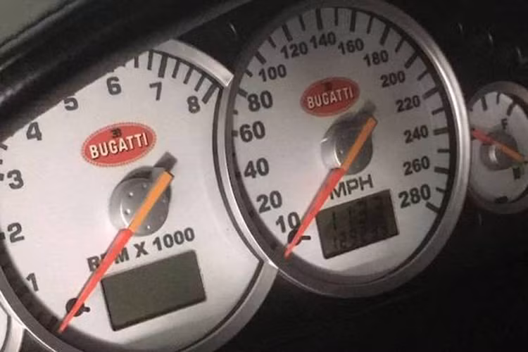 Nói tóm lại, bạn không cần phải là một chuyên gia siêu đẳng để nhận xét rằng chiếc xe Bugatti Veyron nhái này có giá bán đắt đến hoang đường như thế. Đặc biệt khi nó vốn là một chiếc đã 17 năm tuổi với hàng trăm nghìn km trên đồng hồ.