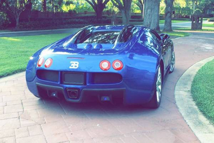 Hiệu suất vận hành của chiếc xe còn trở nên đáng ngờ hơn khi bạn để ý các đồng hồ đo tín hiệu vốn là của Ford với miếng dán đề can Bugatti lên trên mặt. Một đồng hồ đến từ Chrysler 300 cũng được nhận bước “độ Bugatti”, nhưng không hiểu vì sao chủ xe không bỏ logo Chrysler đi khi họ dán lên huy hiệu EB.