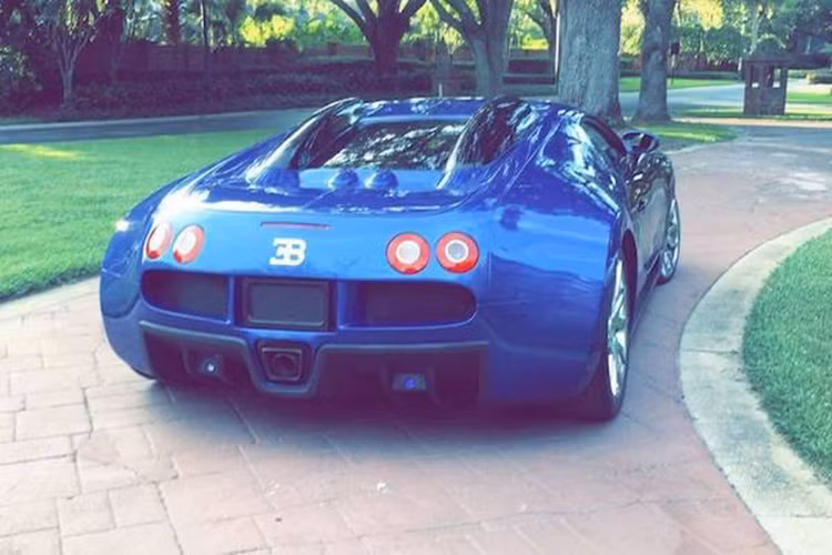 Hiệu suất vận hành của chiếc xe còn trở nên đáng ngờ hơn khi bạn để ý các đồng hồ đo tín hiệu vốn là của Ford với miếng dán đề can Bugatti lên trên mặt. Một đồng hồ đến từ Chrysler 300 cũng được nhận bước “độ Bugatti”, nhưng không hiểu vì sao chủ xe không bỏ logo Chrysler đi khi họ dán lên huy hiệu EB.