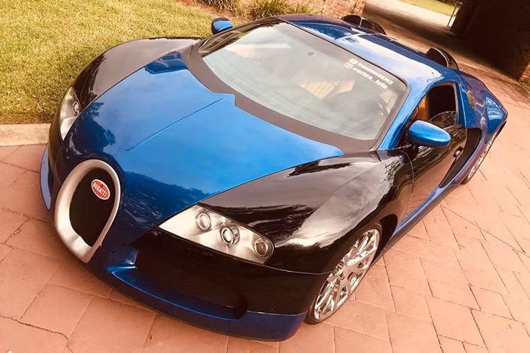 Hiện tượng sử dụng những chiếc xe cũ, rẻ tiền để “nhái” thành các mẫu siêu xe đắt đỏ không còn là mới, thế nhưng không phải lúc nào cũng có trường hợp biến một chiếc coupe giá mềm 17 năm tuổi trở thành một hypercar nhiều triệu đô la rồi dám rao bán với cái giá đắt như ở đây.