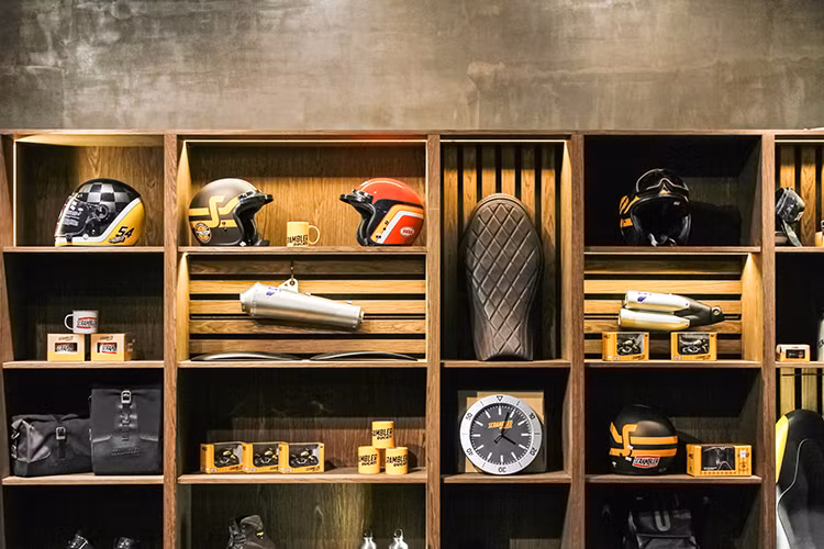 Tại “The Land of Joy”, Ducati Sài Gòn cũng đã dành sẵn trang thiết bị và không gian sáng tạo cho những tín đồ của dòng xe Scrambler khuấy động phong trào chơi môtô cổ điển. Nổi bật là một quán bar nhỏ với đầy đủ các đồ chơi mang phong cách Industrial.