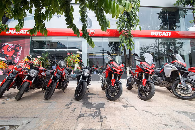 Sau hơn 05 năm gia nhập thị trường Việt Nam, thương hiệu môtô Ducati đã nhanh chóng nhận được tình cảm từ phía khách hàng không chỉ bởi thương hiệu mà còn là chất lượng và dịch vụ. Thêm vào đó là nhu cầu ngày càng lớn của thị trường, chính vì vậy Ducati Việt Nam quyết định nâng cấp chính mình bằng showroom mới tại Sài Gòn đạt tiêu chuẩn 3S toàn cầu với quy mô lớn hơn nhiều.