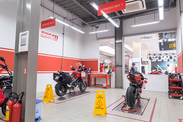 Ngoài ra, Ducati Việt Nam cũng rất quan tâm tới yếu tố văn hóa, cộng đồng giữa những người chơi Ducati thông qua một sân chơi chung bằng câu lạc bộ những người đam mê cỗ máy Desmo nổi tiếng của hãng xe máy Ducati - Desmo Owner Club (D.O.C) trên toàn cầu.