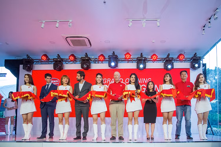 Theo bà Vũ Bích Trang, TGĐ Ducati Việt Nam cho biết, "Trong vòng hơn 5 năm, dưới sự ủng hộ của những người yêu Ducati tại Việt Nam, chúng tôi đã có những bước tiến thần tốc để trở thành một trong những thương hiệu môtô dẫn đầu thị trường Việt. Đó là lý do chúng tôi quyết định mở trung tâm dịch vụ, bán hàng mới đáp ứng được các tiêu chuẩn khắt khe từ Ducati toàn cầu".