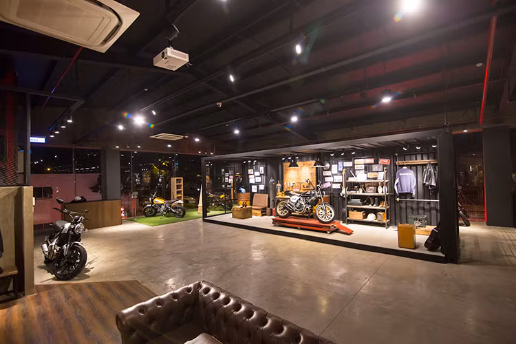 Ngoài ra, Ducati tại Việt Nam mở thêm dịch vụ Customization Zone nhằm đáp ứng tất cả nhu cầu của biker Việt tập trung cá nhân hóa phong cách chơi xe của riêng mình với hàng loạt “đồ chơi” xe chính hãng.