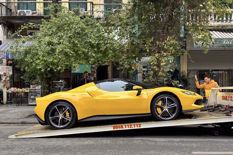 Được biết, đây là chiếc Ferrari 296 GTB đời mới đầu tiên về Việt Nam. Theo công bố của đơn vị phân phối Ferrari chính hãng, giá bán khởi điểm của 296 GTB ở mức 21 tỷ đồng cho bản tiêu chuẩn.