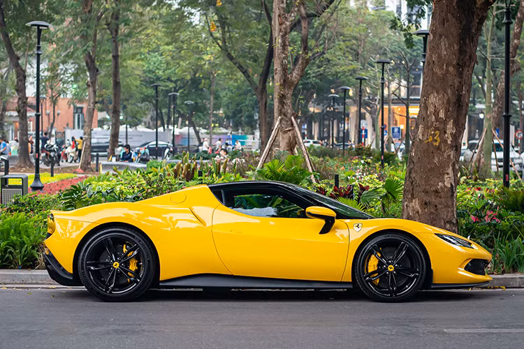 Cung cấp sức mạnh cho Ferrari 296 GTB là hệ truyền động plug-in hybrid, gồm một động cơ V6 tăng áp kép 3.0L, sản sinh công suất 663 mã lực và một mô-tơ điện cung cấp thêm 164 mã lực. Tổng công suất được tạo ra lên tới 818 mã lực cùng mô-men xoắn 740 Nm.