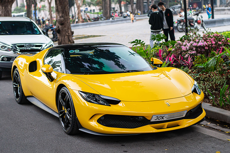 Như vậy, giá xe Ferrari 296 GTB tại Việt Nam ước tính không dưới 23 tỷ đồng khi lăn bánh và chưa gồm các tùy chọn như mâm xe, màu sơn, bọc da hoặc vật liệu Alcantara ở nội thất.