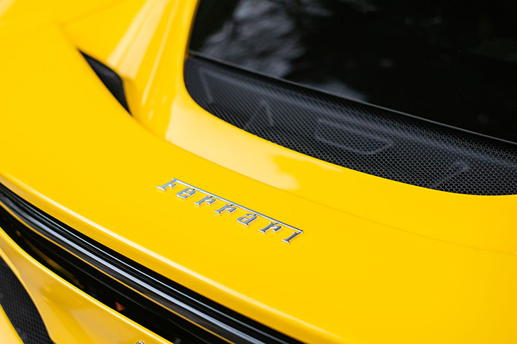 Ferrari 296 GTB sở hữu cụm đèn chiếu sáng hai tầng LED, bên cạnh là đèn định vị cùng hốc gió nhỏ. Líp cản trước của xe được làm bằng vật liệu composite nhẹ thay vì chất liệu carbon đắt đỏ. Thân xe mượt mà, không cắt xẻ bởi các đường gân táo bạo. Tay nắm cửa cũng được thiết kế ẩn vào thân xe giúp tăng tính khí động học. Hai bên vẫn có hốc gió để làm mát cho cỗ máy tăng áp bên trong.