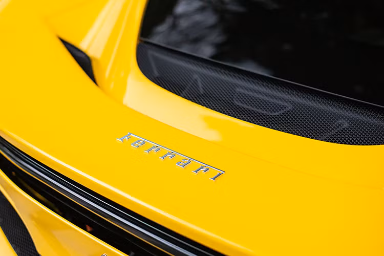 Ferrari 296 GTB sở hữu cụm đèn chiếu sáng hai tầng LED, bên cạnh là đèn định vị cùng hốc gió nhỏ. Líp cản trước của xe được làm bằng vật liệu composite nhẹ thay vì chất liệu carbon đắt đỏ. Thân xe mượt mà, không cắt xẻ bởi các đường gân táo bạo. Tay nắm cửa cũng được thiết kế ẩn vào thân xe giúp tăng tính khí động học. Hai bên vẫn có hốc gió để làm mát cho cỗ máy tăng áp bên trong.