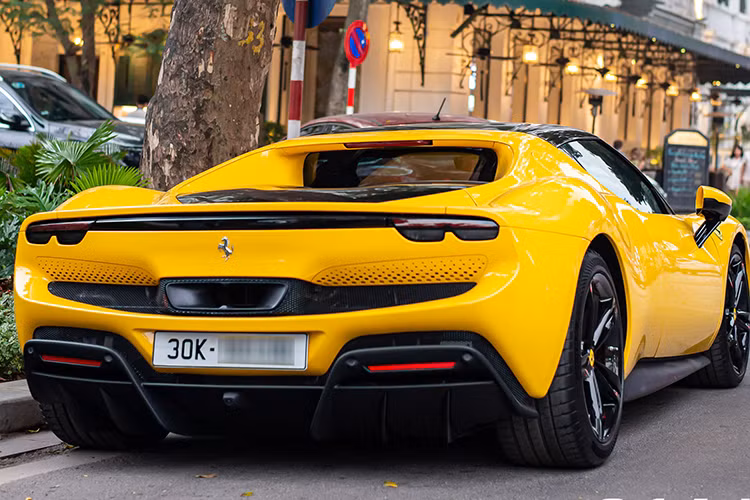 Siêu xe Ferrari 296 GTB có nắp động cơ được đặt nằm ngang khác với những mẫu 488 GTB hay F8 Tributo thường được thiết kế vuốt dần từ mui xe xuống đuôi xe. Kiểu thiết kế mới này cũng được áp dụng trên cả mẫu SF90 Spider/Stradale.