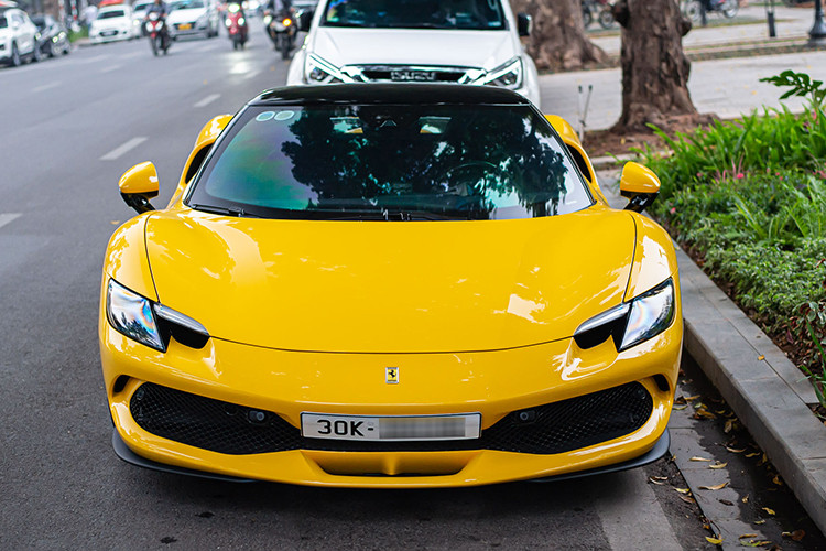 Với sức mạnh này, xe có thể tăng tốc từ vị trí xuất phát lên 100 km/h chỉ trong thời gian 2,9 giây trước khi đạt vận tốc tối đa là 330 km/h. Kết hợp với hệ truyền động plug-in hybrid là hộp số tự động 8 cấp ly hợp kép. Tuy nhiên, xe chỉ sử dụng hệ dẫn động cầu sau thay vì dẫn động bốn bánh như Ferrari SF90. 