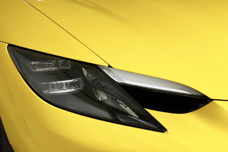 Phía đuôi xe Ferrari 296 GTB có cụm đèn hậu được thiết kế đơn giản giống mẫu Ferrari Roma. Hệ thống ống xả hướng ra chính giữa. Bộ khuếch tán đậm chất thể thao được sơn đen làm bằng vật liệu composite nhẹ thay vì tùy chọn sợi carbon đắt tiền. Các khe tản nhiệt được thiết kế nhỏ hơn trước. 