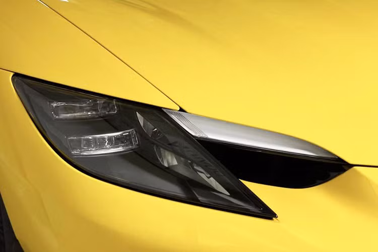 Phía đuôi xe Ferrari 296 GTB có cụm đèn hậu được thiết kế đơn giản giống mẫu Ferrari Roma. Hệ thống ống xả hướng ra chính giữa. Bộ khuếch tán đậm chất thể thao được sơn đen làm bằng vật liệu composite nhẹ thay vì tùy chọn sợi carbon đắt tiền. Các khe tản nhiệt được thiết kế nhỏ hơn trước. 